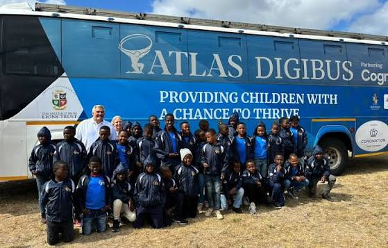 Learners from Langa standing beside the Atlas DigiBus